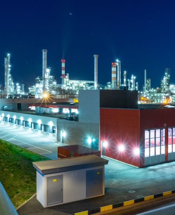 Site pétrochimique de nuit