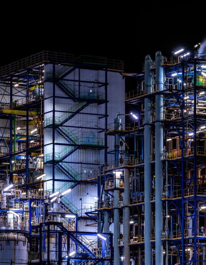 Site industriel éclairé de nuit