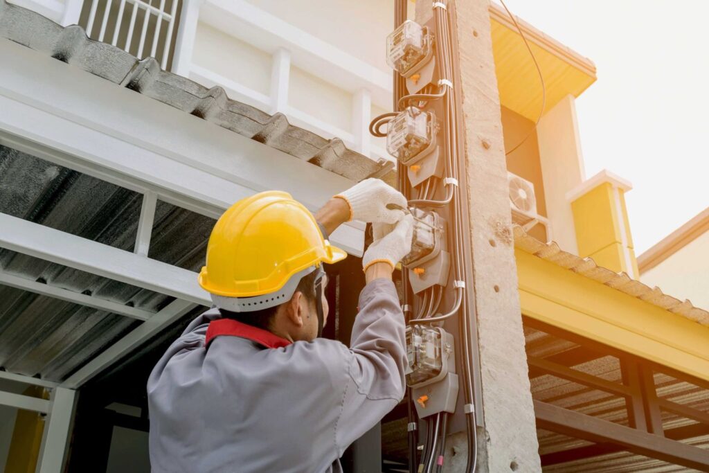Technicien intervenant sur une installation électrique